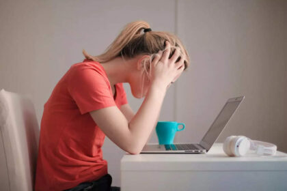 1723835679 photo भारत में 30% से अधिक मेडिकल स्नातकोत्तर छात्र आत्महत्या के बारे में सोचते हैं: क्या योग और कुशल समय प्रबंधन इसका उत्तर हो सकता है?