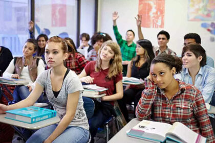 1725026982 photo FAFSA: वित्तीय सहायता के लिए इस आवश्यक उपकरण के बारे में अमेरिकी छात्रों की अचूक मार्गदर्शिका