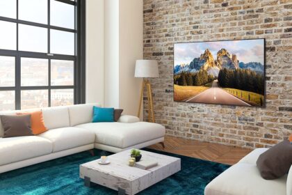 2021 AU7000 14 Lifestyle Gallery 03 Top right medium Popup PC 1624867549012 5 कारण क्यों सैमसंग क्रिस्टल 4K सीरीज़ अन्य टेलीविज़न से ज़्यादा स्मार्ट है