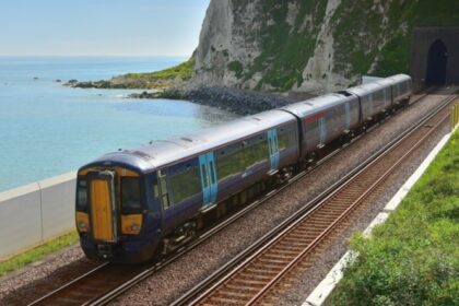 27eac85821a64ed595cc5323aadbc0d2 1 1 दक्षिण-पूर्वी ट्रेनें अतिरिक्त गाड़ियों और सेवाओं के साथ बैंक अवकाश के दौरान ट्रैफिक जाम से राहत प्रदान करती हैं