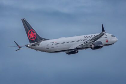 Air Canada 2 एयर कनाडा के पायलटों ने श्रमिक अशांति के बीच हड़ताल को अधिकृत करने के लिए वोट दिया, जिससे यात्रा में अव्यवस्था हो सकती है