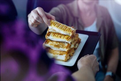 AirNZ Cheeserolls 06 इन्वरकार्गिल और ऑकलैंड के बीच एयर न्यूज़ीलैंड की सीधी सेवा के 5 वर्ष पूरे होने का जश्न मनाने का केवल एक ही तरीका है: जानिए क्या?