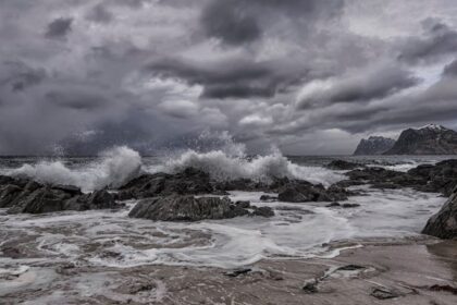 Japan Tourism 2 जापान में रेल यातायात बाधित, उड़ानें रद्द और यात्रा अव्यवस्था, भयंकर तूफ़ान शानशान के आने से हड़कंप