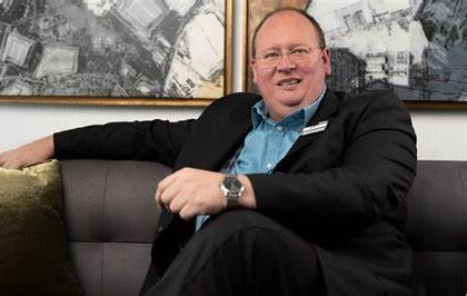 Stefan Lourens1 स्टीफन लौरेंस को रेडिसन ब्लू सैंडटन जोहान्सबर्ग में महाप्रबंधक नियुक्त किया गया: उत्कृष्टता और आधुनिक विलासिता के लिए एक नया दृष्टिकोण