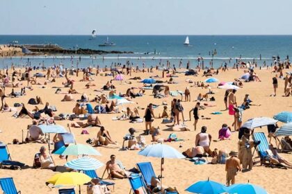 UK Temperature 2 यूनाइटेड किंगडम: अगस्त के अंत और सितंबर की शुरुआत में हीटवेव की वापसी के कारण तापमान 30 डिग्री सेल्सियस तक पहुंचने की संभावना, यात्रा में व्यवधान उत्पन्न हो सकता है