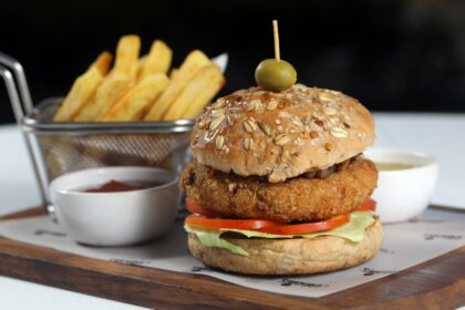 WhatsApp Image 2024 08 30 at 19 1 इरोस होटल नई दिल्ली प्रस्तुत करता है एक वैश्विक खाद्य रोमांच: सैंडविच और बर्गर जैसा पहले कभी नहीं मिला