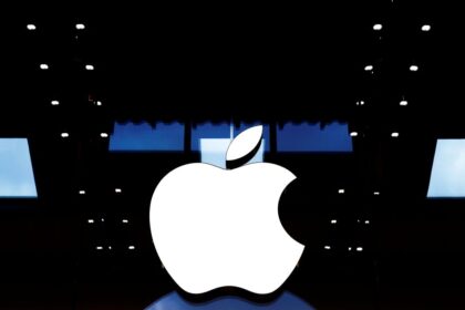 apple blackbg reuters 1630037710944 एप्पल कर्मचारियों की खराब प्रबंधन संबंधी शिकायतों की अमेरिकी श्रम एजेंसी द्वारा जांच की जा रही है