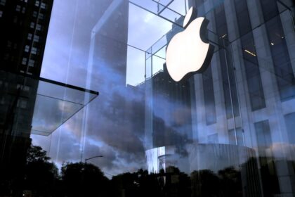 apple reuters 1601009563406 COVID-19 महामारी के कारण Apple स्टोर इंडिया लॉन्च में देरी हुई