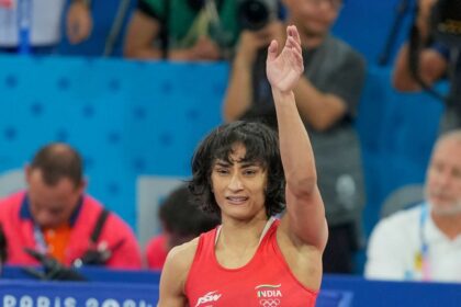 b62it8j8 vinesh phogat paris olympic red costume 625x300 09 August 24 पेरिस ओलंपिक 2024 लाइव अपडेट, दिन 14: विनेश फोगट की अपील पर CAS ने नया बयान जारी किया