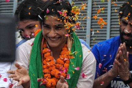 b9vurmug vinesh phogat 625x300 17 August 24 विनेश फोगट ने पेरिस ओलंपिक 2024 से गांव लौटते ही स्वर्ण पदक जीता। देखें