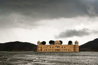 cc6a1835 7ca4 441d 93be e3d43023 पूर्वी राजस्थान में भारी बारिश के साथ गहरे दबाव के खतरे के बीच नई यात्रा चेतावनी