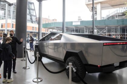 cybertruck tesla reuters 1689452291697 टेस्ला ने दो साल की देरी के बाद पहला साइबरट्रक पेश किया: सभी विवरण