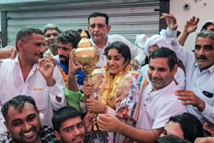 dsh0a7uo asc 625x300 18 August 24 "1000 से ज़्यादा ओलंपिक स्वर्ण पदक": विनेश फोगट की भावनात्मक घर वापसी - देखें