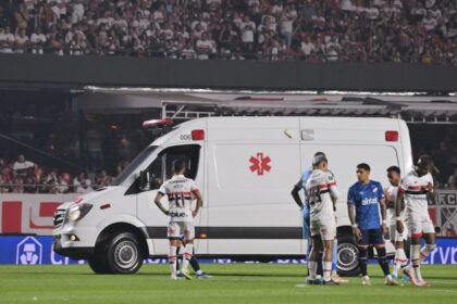 edi4p5pg dd 625x300 23 August 24 देखें: फुटबॉलर मैदान पर गिरा, इलाज के लिए अस्पताल ले जाया गया