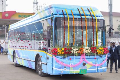 electric bus delhi twitter 1642421327566 दिल्ली परिवहन निगम की पहली इलेक्ट्रिक बस को मुख्यमंत्री अरविंद केजरीवाल ने हरी झंडी दिखाई