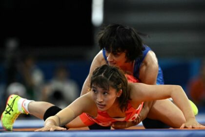 fbm6g4s phogat susaki 625x300 13 August 24 "मैं निराश हूं कि मैंने विश्वासघात किया": पेरिस ओलंपिक में विनेश फोगट की विश्व चैंपियन प्रतिद्वंद्वी भावुक हो गईं