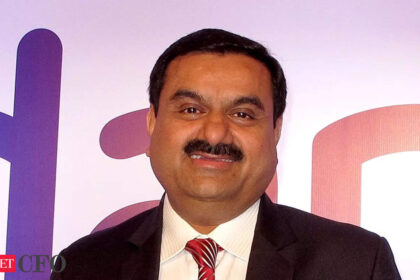 gautam adani plans to cede control to family by early 2030s report गौतम अडानी 2030 की शुरुआत तक परिवार को नियंत्रण सौंपने की योजना बना रहे हैं: रिपोर्ट, ईटीसीएफओ