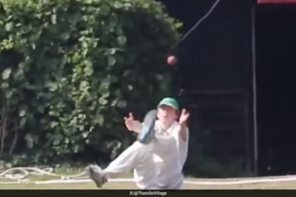 h78063jg village cricket 625x300 22 August 24 'सबसे बढ़िया कैच छूटने' का प्रयास वायरल, प्रशंसक ने कहा "पाकिस्तान को श्रद्धांजलि"। देखें