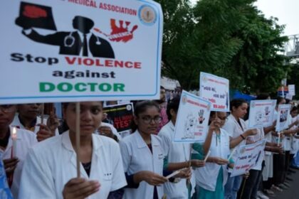 health services hit in delhi as doctors strike enters 7th day medics to hold candle march दिल्ली में डॉक्टरों की हड़ताल सातवें दिन भी जारी, स्वास्थ्य सेवाएं प्रभावित, कैंडल मार्च निकालेंगे डॉक्टर, ET HealthWorld