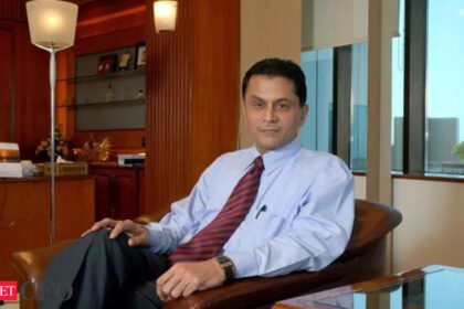 hindenburg allegations will madhabi puri buch get a clean chit like former sebi chairman c b bhave.j क्या माधबी पुरी बुच को पूर्व सेबी चेयरमैन सीबी भावे की तरह क्लीन चिट मिलेगी?, ETCFO