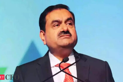 hindenburg report gautam adani led co denies commercial relationship with sebi chairperson madhabi p गौतम अडानी की अगुवाई वाली कंपनी ने सेबी चेयरपर्सन माधबी पुरी बुच, ईटीसीएफओ के साथ वाणिज्यिक संबंधों से इनकार किया