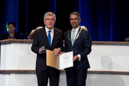 hrfumsl abhinav bindra and thomas bach 625x300 11 August 24 अभिनव बिंद्रा को पेरिस में आईओसी सत्र में ओलंपिक ऑर्डर से सम्मानित किया गया