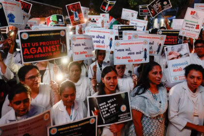 indian medics refuse to end protests over doctors rape and murder भारतीय चिकित्सकों ने डॉक्टर के बलात्कार और हत्या के खिलाफ विरोध प्रदर्शन समाप्त करने से इनकार कर दिया, ईटी हेल्थवर्ल्ड