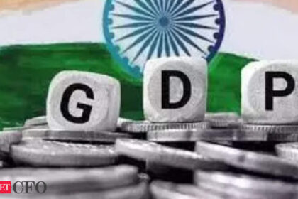 indias gdp growth drops to 15 month low of 6 7 in q1fy25 amid sectoral shifts and strong secondary s क्षेत्रीय बदलावों और मजबूत द्वितीयक क्षेत्र के प्रदर्शन के बीच भारत की जीडीपी वृद्धि Q1FY25 में 15 महीने के निचले स्तर 6.7% पर आ गई, ETCFO