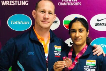 ir4rd828 vinesh phogat woller akos 625x300 16 August 24 विनेश फोगट ने सपोर्ट स्टाफ पर यह कहा, जिन्हें 'पर्यटक' कहा गया और ओलंपिक में दिल टूटने के बाद आलोचना का सामना करना पड़ा