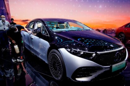 mercedes benz reuters 1645507678260 आंकड़ों से पता चलता है कि मार्च में दिल्ली में कुल बिक्री में इलेक्ट्रिक वाहनों की हिस्सेदारी करीब 15 प्रतिशत रही।