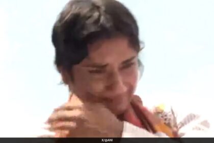 qv8i79co vinesh phogat 625x300 17 August 24 दिल्ली एयरपोर्ट पर विनेश फोगट का प्रशंसकों ने हीरो की तरह स्वागत किया, रो पड़ीं। देखें