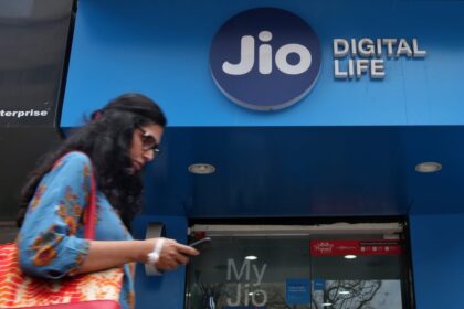 reliance jio reuters 1608007225500 जियो-बीपी उत्तर भारत के 12 शहरों में ईवी चार्जिंग, बैटरी स्वैपिंग स्टेशन स्थापित करेगी