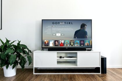 smart tv jens kreuter unsplash 1697101399569 अमेज़न ग्रेट इंडियन फेस्टिवल दिवाली स्पेशल 2024 सेल: प्रीमियम बिग-स्क्रीन स्मार्ट टीवी पर बेहतरीन डील