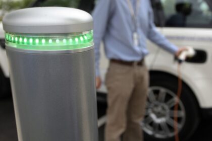 tata ev gujarat bloomberg 1685941950650 टाटा गुजरात में 130 अरब रुपये का इलेक्ट्रिक वाहन बैटरी प्लांट बनाएगी