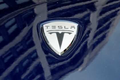 tesla logo car reuters 1666256610228 एलन मस्क अपने 50 बिलियन डॉलर के टेस्ला पे पैकेज पर अमेरिकी ट्रायल में गवाही देने के लिए तैयार हैं