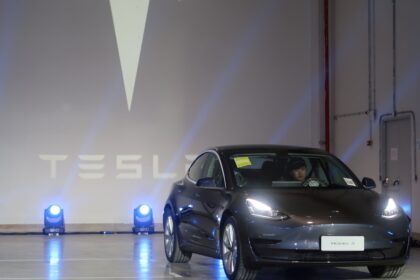 tesla model 3 reuters full 1577690658134 एलन मस्क ने टेस्ला कर्मचारियों को भेजे ईमेल में कहा, 'यह अब तक का सबसे तीव्र डिलीवरी सप्ताह है'