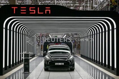 tesla price hike reuters main 1655375642585 वैश्विक आपूर्ति-श्रृंखला मुद्दों के बीच टेस्ला ने अमेरिकी बाजार में सभी ईवी मॉडलों की कीमतें बढ़ाईं