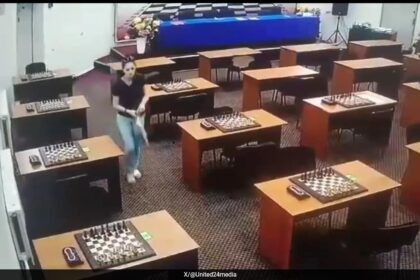 v2lbaa7 chess poison 625x300 08 August 24 कैमरे पर, रूसी शतरंज खिलाड़ी ने बोर्ड पर पारा गिराकर प्रतिद्वंद्वी को जहर दिया। वीडियो