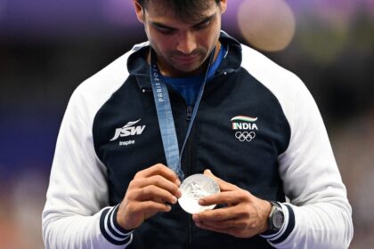 vn0mhscg neeraj chopra 625x300 12 August 24 पेरिस ओलंपिक 2024 में 52 लाख की घड़ी? प्रतिस्पर्धा के दौरान नीरज चोपड़ा की एक्सेसरी ने सोशल मीडिया पर मचाई धूम