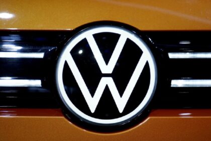 volkswagen reuters 1634127982688 वोक्सवैगन के सीईओ ने कर्मचारियों से कहा कि टेस्ला और चीनी ईवी निर्माताओं से निपटने के लिए 'क्रांति' की जरूरत है