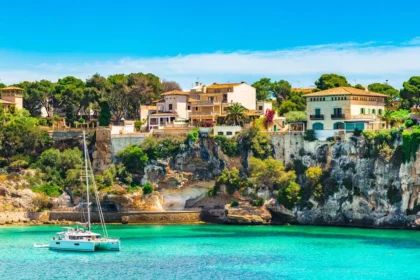 0 Mediterranean Sea Spain idyllic bay with boat at the coast of Porto Cristo on Majorca island.webp यात्रियों के लिए महत्वपूर्ण सूचना: स्पेनिश द्वीप मेजरका में परिवर्तन हो रहा है