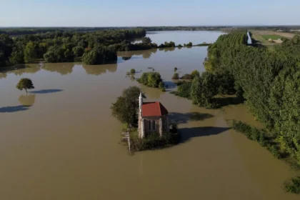 0 TOPSHOT HUNGARY WEATHER FLOOD.webp ग्रीस जाने वाले यात्रियों से तूफानी मौसम के बीच सावधान रहने का आग्रह