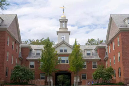 1725659961 photo टेक्सास विश्वविद्यालय या ब्राउन विश्वविद्यालय: आपकी अंग्रेजी भाषा और साहित्य की डिग्री के लिए सर्वोत्तम विकल्प