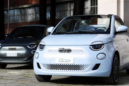 1725790859 electric car flavio lo scalzo reuters 1646817027725 इटली में इलेक्ट्रिक वाहन खरीदने वालों को नई खरीद पर 6,000 यूरो तक की सब्सिडी मिलने की बात कही जा रही है