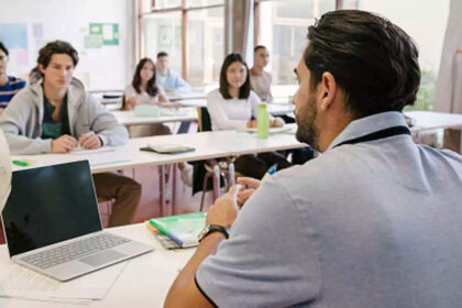 1726158474 photo छात्र-शिक्षक व्हाट्सएप वार्तालाप से छिड़ी बहस: अपने शिक्षकों से बातचीत करते समय याद रखने योग्य 7 बातें