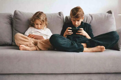 1726251253 photo सोशल मीडिया पर बच्चों पर प्रतिबंध लगाने से युवाओं के मानसिक स्वास्थ्य संकट का समाधान क्यों नहीं होगा?