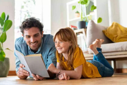 1726269578 photo नारायण मूर्ति स्कूल के दिनों में अपने बच्चों के साथ घंटों पढ़ते थे: माता-पिता के साथ मिलकर पढ़ने से छात्रों को कैसे लाभ होता है