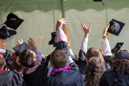 1726403113 photo अपने सपनों के करियर के लिए सही कॉलेज चुनना: भारतीय छात्रों के लिए 12वीं कक्षा के बाद सही कॉलेज चुनने के लिए 7 आवश्यक टिप्स