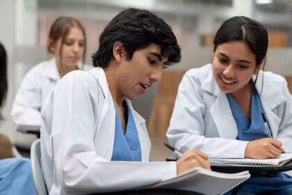 1726477147 photo क्षेत्रीय भाषाओं में इंजीनियरिंग सीटों के लिए कोई इच्छुक नहीं: क्या हिंदी माध्यम से चिकित्सा शिक्षा सफल होगी?