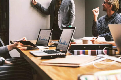 1726848703 photo पेशेवर लोग नौकरी क्यों चुनते हैं, उसमें बने रहते हैं और उसे छोड़ देते हैं? वैश्विक नौकरी के रुझान नियोक्ताओं के लिए आंखें खोलने वाले हैं